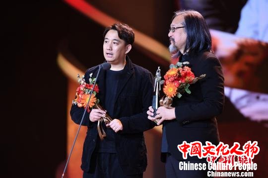 图为著名剧作家赖声川和著名演员黄磊获奖并发表感言。　陈文 摄