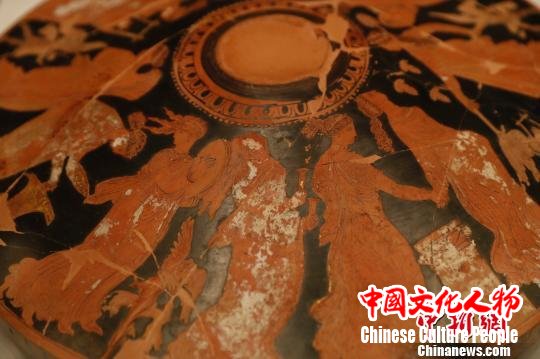 舞乐图瓶画器盖。　张亨伟 摄