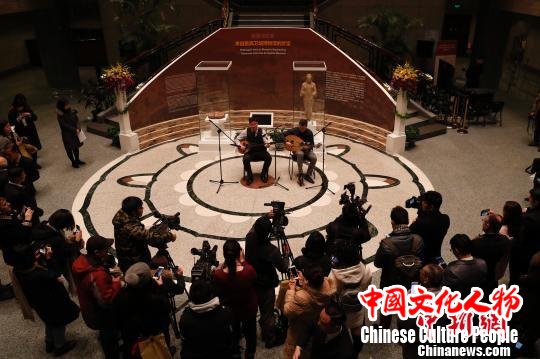 纯正的希腊传统音乐演奏在上海博物馆大堂上演。　张亨伟 摄