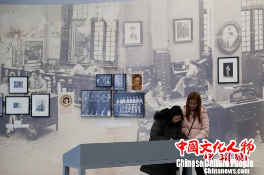 《蝶梦百年——影后胡蝶私人珍藏照片展》在上海开幕，吸引观众前来观展。　张亨伟 摄