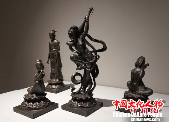 中国工美行业艺术大师杜永卫的《反弹琵琶》敦煌艺术造像获二等奖 钟欣 摄