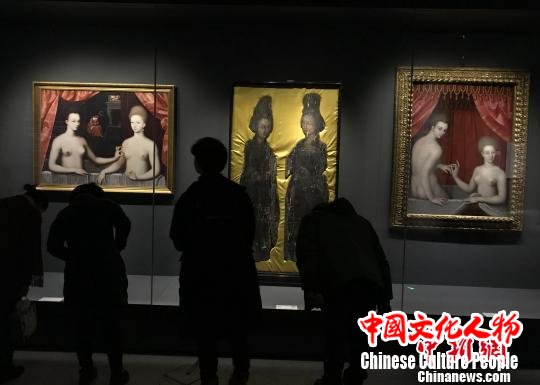 广东省新会博物馆的木板油画《新会木美人》(中)、法国卢浮宫藏品《加百利和她的妹妹》(左)、意大利乌菲齐美术馆藏品《沐浴中的女人》。 邓霞 摄 广东省新会博物馆的木板油画《新会木美人》(中)、法国卢浮宫藏品《加百利和她的妹妹》(左)、意大利乌菲齐美术馆藏品《沐浴中的女人》。 邓霞 摄