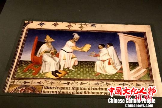 来自《马可·波罗游纪》抄本的忽必烈赏赐金牌插图。 邓霞 摄 来自《马可·波罗游纪》抄本的忽必烈赏赐金牌插图。 邓霞 摄