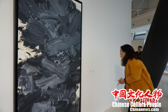 图为市民在展览现场参观。 钟欣 摄 图为市民在展览现场参观。 钟欣 摄