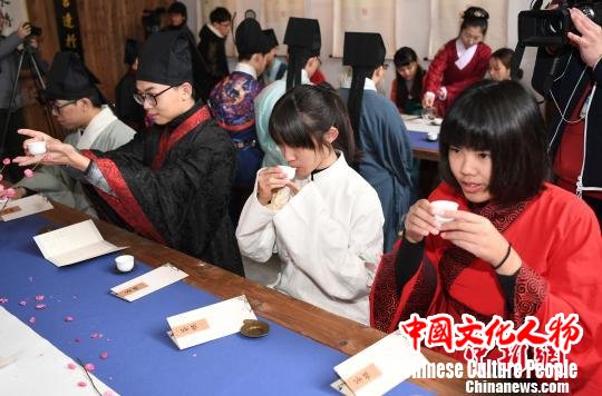 参加两岸青年闽都文化体验营传统茶会活动的三名台湾青年学生品福州茉莉花茶。　记者刘可耕 摄