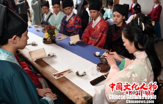 参加两岸青年闽都文化体验营传统茶会活动的两岸青年学生观看茶艺表演。　记者刘可耕 摄