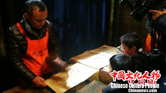 非遗传承人现场展示技艺 钟欣 摄