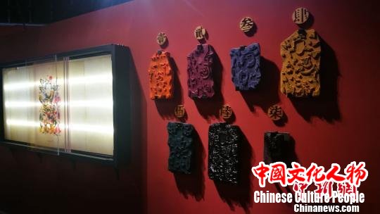 现场展示年画雕版 钟欣 摄