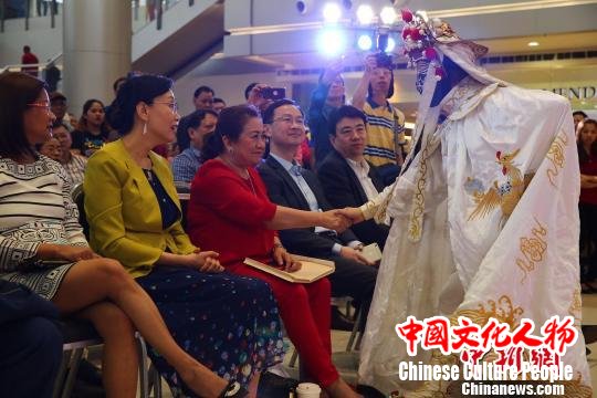 2月1日至4日，四海同庆一一中菲人民共迎新春暨2018“北京一带一路文化之旅”走进菲律宾三座城市。图为艺术家为观众表演传统变脸。主办方供图
