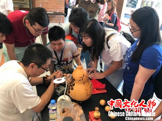 2月1日至4日，四海同庆一一中菲人民共迎新春暨2018“北京一带一路文化之旅”走进菲律宾三座城市举办交流和访演活动。图为菲律宾青年现场学习制作葫芦烙画。主办方供图