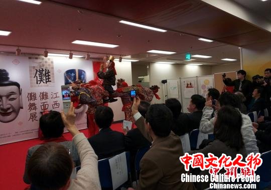 来自江西南丰傩班的艺人向200余名东京市民和文化学者表演了精彩的南丰傩舞，获得阵阵掌声。　平懿 摄