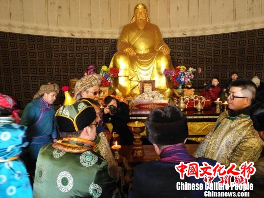 第37代成吉思汗守陵人主持蒙古族祭灶仪式