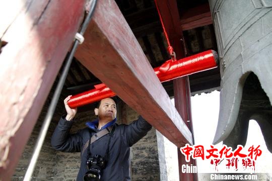 一到腊月，孔府就要敲晨钟、击暮鼓，象征着新年即将到来。图为游客体验敲晨钟。　沙见龙 摄