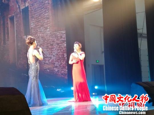 歌剧《霍夫曼的故事》选段女声二重唱《船歌》。　陈静 摄