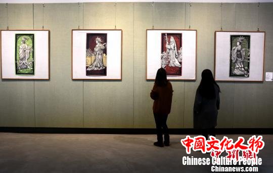 书画爱好者参观台湾艺术家魏滔展出的作品《四大美女》。　张金川 摄