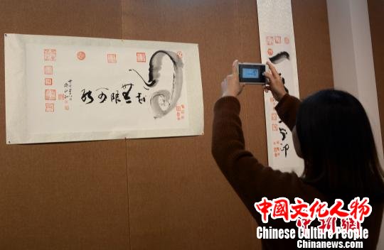 台湾艺术家黄启和展出的作品《飞越无限可能》。　张金川 摄