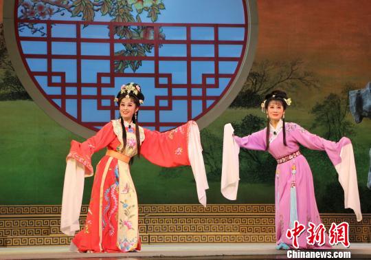 图为吕剧《双生花》剧照。　赵晓 摄