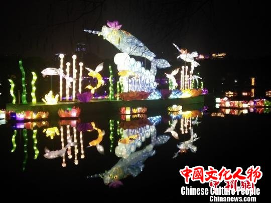 图为，武汉东湖灯会水上灯组 徐金波 摄