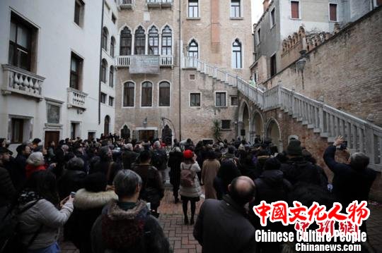 图为展览现场吸引了大批慕名而来的参观者。敦煌研究院供图