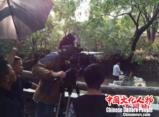 摄制组正在拍摄佳县泥河沟的千年枣园 钟欣 摄