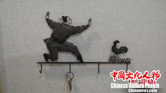 储铁艺在铁画中融入现代元素，获得市场的认可。　张俊 摄