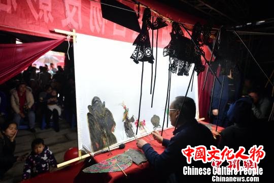 皮影戏表演。　吕明 摄