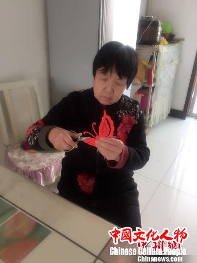 剪纸老人李金英：用剪刀“剪”出新农村的幸福生活