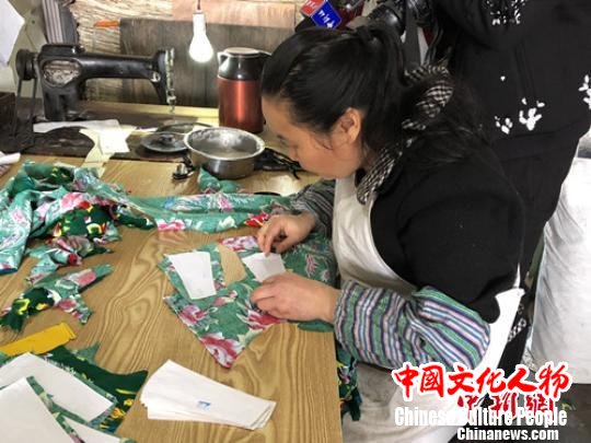 员工现场制作鞋帮。　吴平华 摄