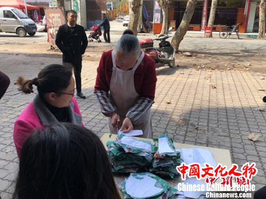 非物质文化遗产“唐昌布鞋”的传承人赖淑芳指导新手。　吴平华 摄