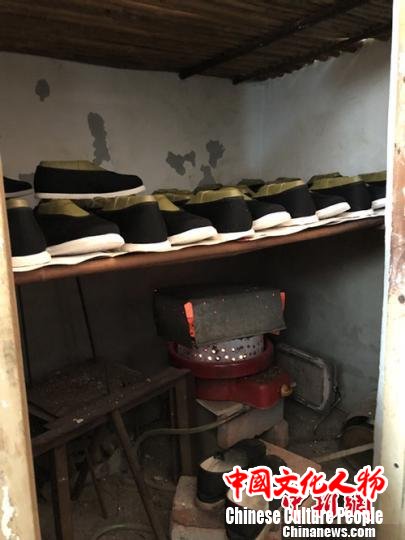 烘烤定型，避免缩水。　吴平华 摄