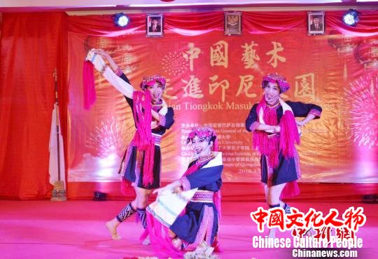 来自中国海南省琼中黎族苗族自治县民歌展演团的青年艺术家们带来了中国少数民族特色歌舞。中国驻印尼登巴萨总领馆 供图