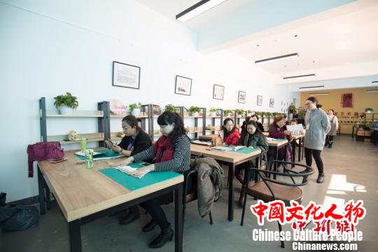 图为学员交流学习。(王博摄)