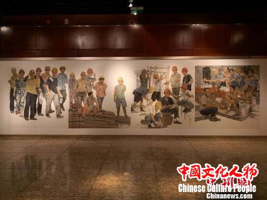图为作品《建筑工人》通过劳作、间息、放工、吃饭四个场景来体现建筑工人的面貌。　尹力 摄