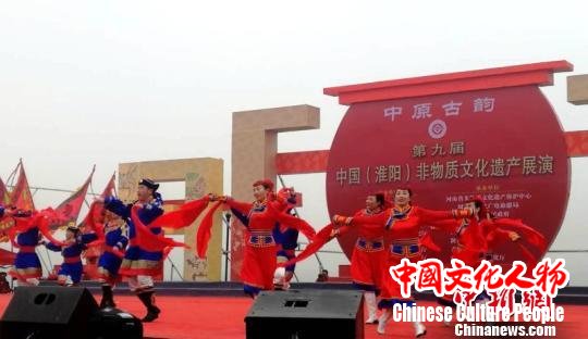 图为来自内蒙古自治区的蒙古族安代舞。　刘鹏 摄