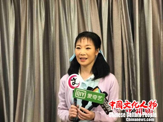 吕薇在演出后台接受采访。　郭箫萌 摄