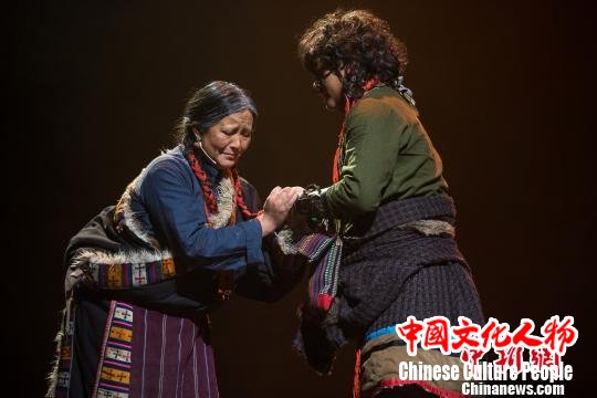 20日晚，历史题材史诗话剧《共同家园》在拉萨上演。　何蓬磊 摄