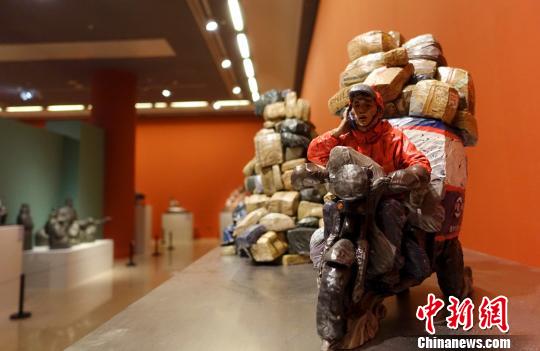 青年雕塑家作品展的展览现场 杜洋 摄