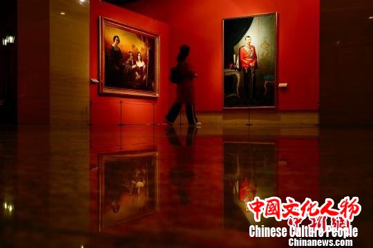 图为现场展出的多幅画像。　富田 摄