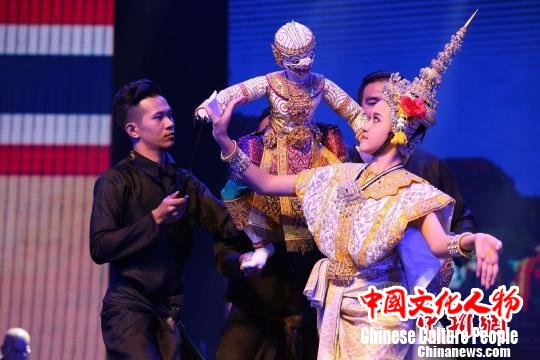 泰国艺术家在海口开展首场民间艺术表演活动。　张茜翼 摄