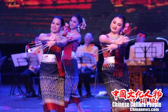 泰国艺术团在海口开展民间艺术表演活动，异域风情饱眼福。　张茜翼 摄