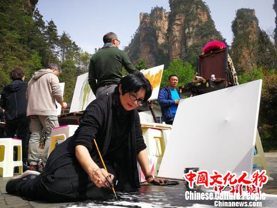 意大利艺术家在张家界武陵源采风。　王建军 摄