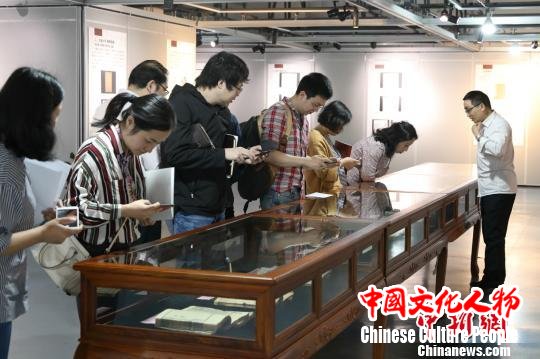 图为刘伯承捐赠文献吸引市民参观。重庆市图书馆供图