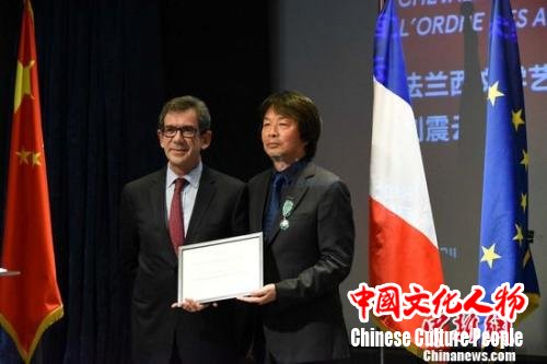 法国大使黎想与刘震云。寄于文 摄