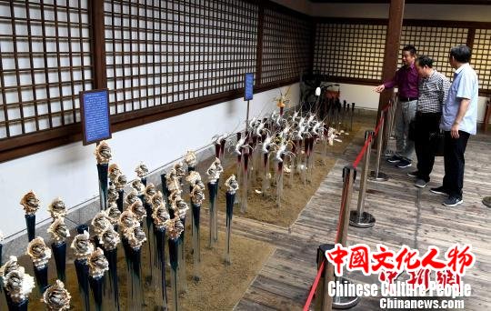 以“保护生态环境”为主题的锡雕装置作品吸睛。　记者刘可耕 摄