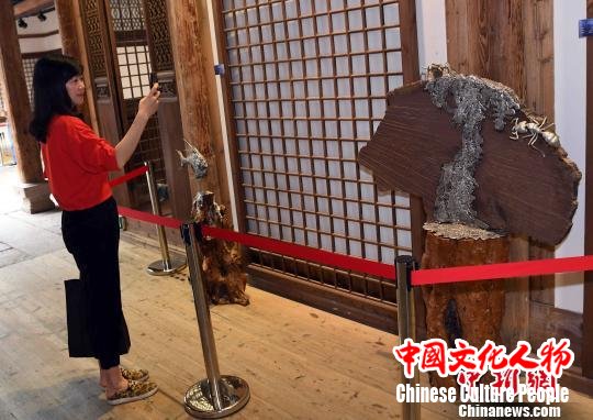 艺术家在传统元素的基础上大胆创新，将锡元素与木雕等不同材质有机结合，让人眼前一亮。　记者刘可耕 摄