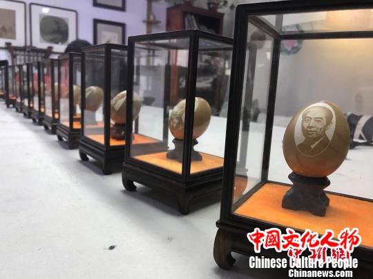 王成孝的蛋雕作品。　杨静 摄