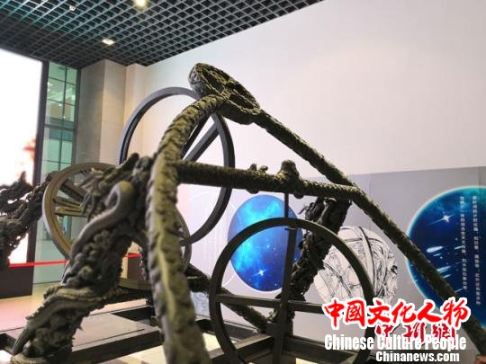 图为展出的当时最先进的天文装置——简仪，领先世界300余年。　李亚龙 摄