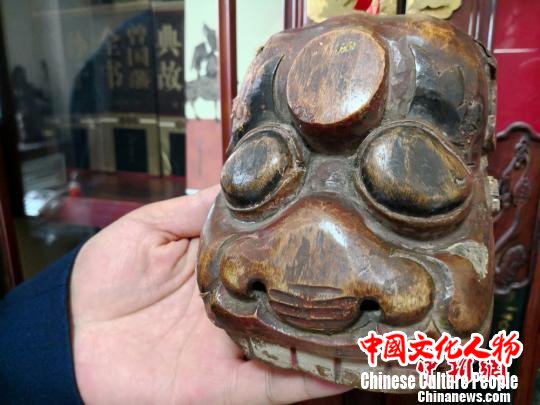 图为收藏的傩面具。　刘薛梅 摄