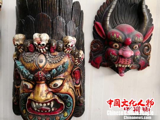 傩面彩绘着色考究，采用汉民族通用的“红为忠，粉为奸，黑为正直，黄为残暴，绿为侠义，金银为神妖”等特点，表现人物的身份与性格特征。　刘薛梅 摄