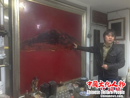 图为刘志刚讲述漆画技艺。　崔琳 摄